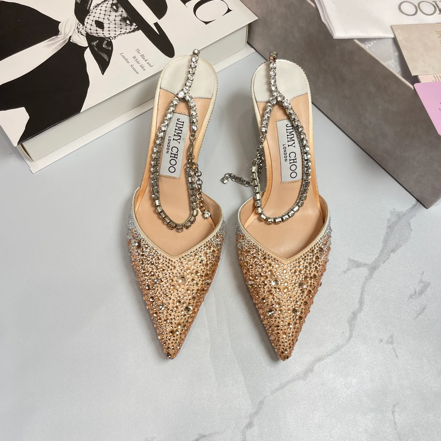 👟👟Ex-factory price 680👟👟 Jimmy Choo/Jimmy Choo classic diamond chain pointed toe crystal high-heeled sandals. Excellent crystal shoes, so beautiful that you can't take your eyes away. The shape of the shoes is very delicate, not too narrow and long. The internal space is sufficient, allowing the toes to relax enough. The rhinestones outline a charming arc on the instep, which is simply beautiful. It has a 360-degree surrounding fairy atmosphere, gorgeous but not exaggerated! ! The fabric is made of imported silk, with imported sheepskin lining. Customized A-grade Italian genuine leather sole. Heel height: 6.5 or 8.5. Size: 35-40 (41, 42, 43 customized, non-refundable)